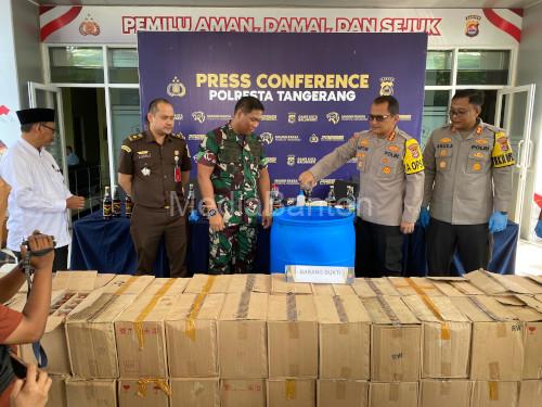 Konferensi Pers penyitaan 2.412 botol miras oleh Polres Tangerang. Foto: Iqbal Kurnia