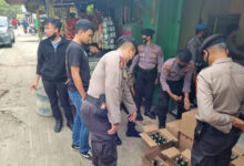 Ti Gabungan Polres Serang sita ratusan botol miras. Foto Yono