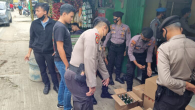 Ti Gabungan Polres Serang sita ratusan botol miras. Foto Yono