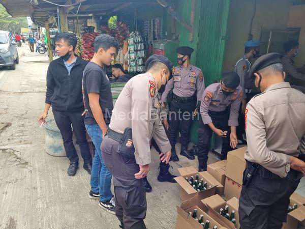 Ti Gabungan Polres Serang sita ratusan botol miras. Foto Yono