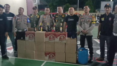 Belasan dus miras disita Polsek Ciruas dan Satpol PP. Foto: Yono