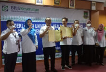 Penghargaan UHC dari BPJS Kesehatan untuk Pemkot Cilegon. Foto: Aden Hasanudin