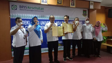 Penghargaan UHC dari BPJS Kesehatan untuk Pemkot Cilegon. Foto: Aden Hasanudin