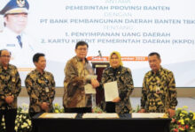 Kepala BPKAD Banten, Rina Dewiyanti bersama Dirut Bank Banten. Foto: Biro Adpim Banten