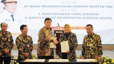 Kepala BPKAD Banten, Rina Dewiyanti bersama Dirut Bank Banten. Foto: Biro Adpim Banten