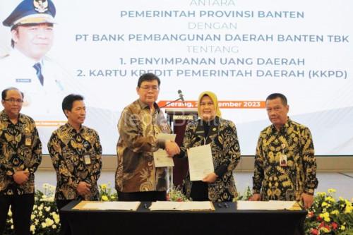 Kepala BPKAD Banten, Rina Dewiyanti bersama Dirut Bank Banten. Foto: Biro Adpim Banten