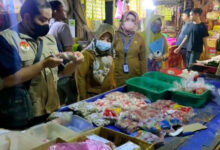 BPOM Serang melakukan pemeriksaan pangan di Pasar Rau.