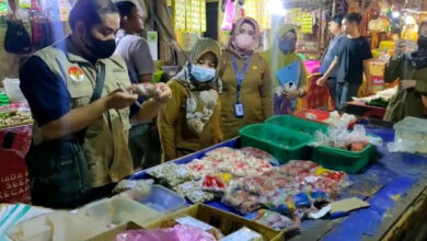 BPOM Serang melakukan pemeriksaan pangan di Pasar Rau.
