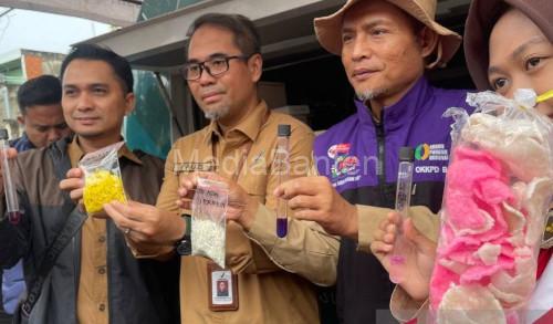 BBPOM Serang temukan 3 bahan pangan menganudng zat berbahaya di Pasar Rau. Foto Antara