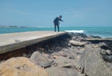 Sebagian konstruksi breakwater Cikeusik yang mulai hancur. Foto: Budi Wahyu Iskandar