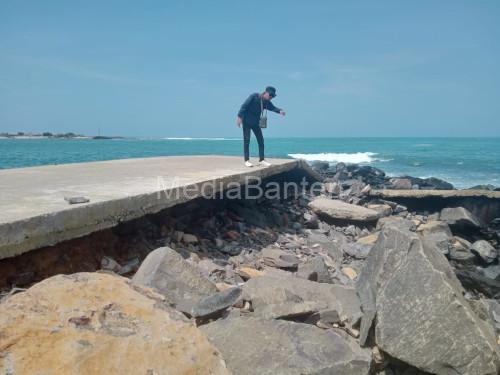 Sebagian konstruksi breakwater Cikeusik yang mulai hancur. Foto: Budi Wahyu Iskandar