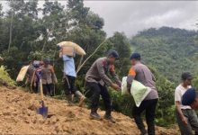 Anggota Satbrimob Banten mengevakuasi warga terdampak tanah longsor. Foto Antara