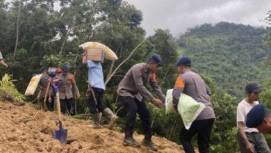 Anggota Satbrimob Banten mengevakuasi warga terdampak tanah longsor. Foto Antara