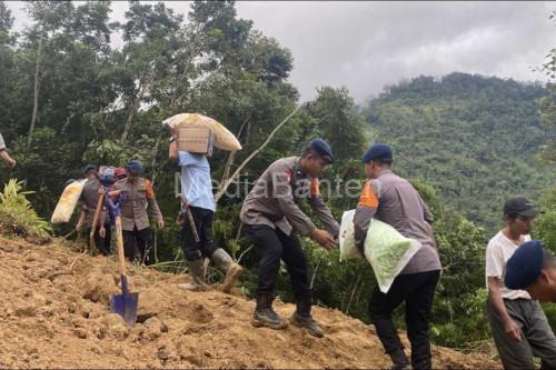 Anggota Satbrimob Banten mengevakuasi warga terdampak tanah longsor. Foto Antara