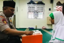 Bripka Jono mengajarkan baca Al Quran. Foto: LKBN Antara