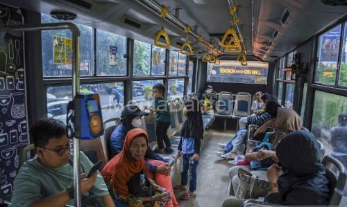 Suasana di dalam BRT. Foto Antara