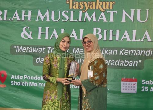 Fiti Syam, RCEO RO IV Jakarta 1 menyerahkan cendera mata kepada ketua PW Muslimat NU Banten Ratu Rachamtuzakiyah