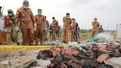 Walikota Serang, Budi Rustandi meninjau lokasi temuan limbah b3 medis. Foto: Web Pemkot Serang
