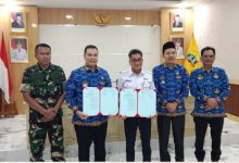 Walikota Serang, Budi Rustandi bersama Yuskal Setiawan, Vice Presiden PT KA Daops I Jakarta. Foto: Web Pemkot Serang