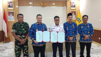 Walikota Serang, Budi Rustandi bersama Yuskal Setiawan, Vice Presiden PT KA Daops I Jakarta. Foto: Web Pemkot Serang