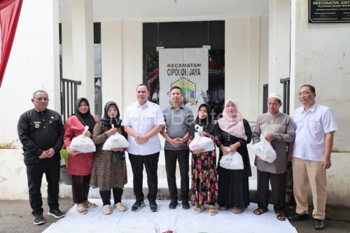 Wali Kota Serang, Budi Rustandi resmi membuka Pasar Murah Bersubsidi di Kantor Kecamatan Cipocok Jaya. Foto Istimewa