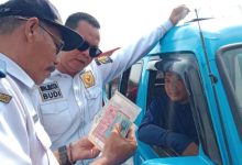 Walikota Serang, Budi Rustandi memeriksa surat angkot. Foto: Antara