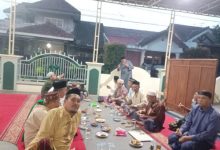 Kegiatan buka puasa bersama di Masjid Al Hikmah Perumahan Gedong Cilegon. Foto Daeng Yusvin