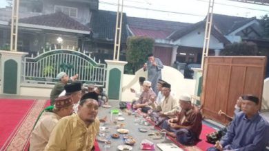 Kegiatan buka puasa bersama di Masjid Al Hikmah Perumahan Gedong Cilegon. Foto Daeng Yusvin