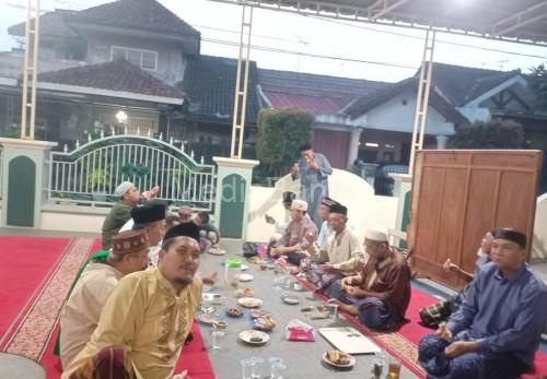 Kegiatan buka puasa bersama di Masjid Al Hikmah Perumahan Gedong Cilegon. Foto Daeng Yusvin