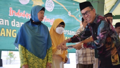 Santunan pada 100 tunanetra di Kampus UWM Yogyakarta. Foto: Humas UWM