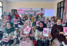 Ibu-ibu di Kelurahan Karundang, Kota Serang mengikuti sosialisasi Buku KIA oleh Dinkes Banten. Foto: Dinkes Banten
