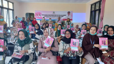 Ibu-ibu di Kelurahan Karundang, Kota Serang mengikuti sosialisasi Buku KIA oleh Dinkes Banten. Foto: Dinkes Banten