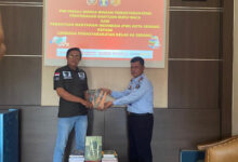 PWI Kota Serang serahkan buku bacaan ke Lapas Serang. Foto: Aden Hasanudin