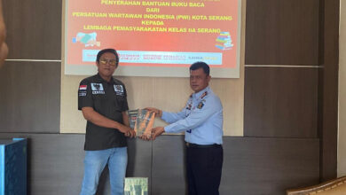 PWI Kota Serang serahkan buku bacaan ke Lapas Serang. Foto: Aden Hasanudin