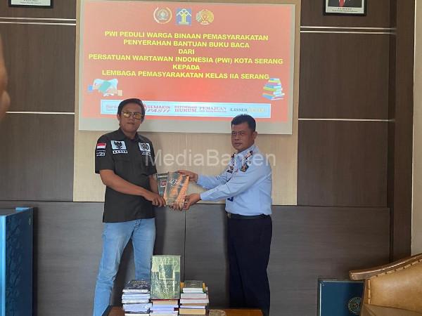 PWI Kota Serang serahkan buku bacaan ke Lapas Serang. Foto: Aden Hasanudin