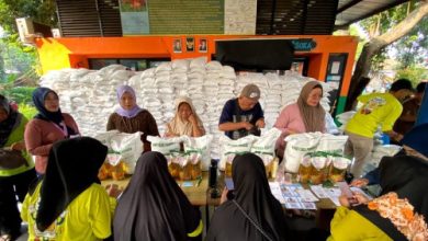 Perum Bulog Jakarta dan Banten salurkan bantuan pangan. Foto Antara