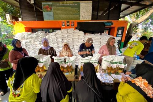 Perum Bulog Jakarta dan Banten salurkan bantuan pangan. Foto Antara
