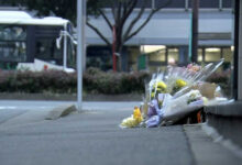 Bunga duka cita atas korban tewas akibat penguntitan. Foto: NHK
