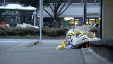 Bunga duka cita atas korban tewas akibat penguntitan. Foto: NHK