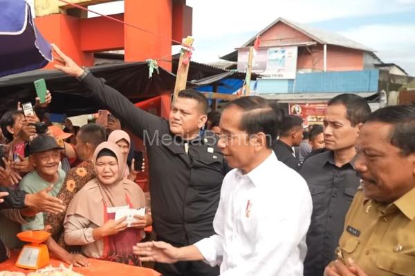 Bupati Bengkulu Utara, Mian saat dampingi Presiden RI Jokowi. Foto: LKBN Antara