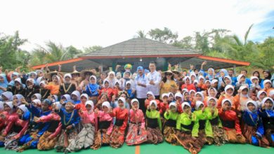Bupati Serang, Ratu Rachatuzakiya di Desa Tambang Ayam. Foto: Arief Sholeh