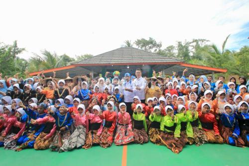 Bupati Serang, Ratu Rachatuzakiya di Desa Tambang Ayam. Foto: Arief Sholeh