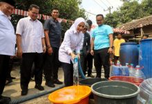 Bupati Serang, Ratu Rachmatuzakiyah salurkan air bersih. Foto Antara
