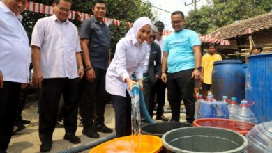 Bupati Serang, Ratu Rachmatuzakiyah salurkan air bersih. Foto Antara