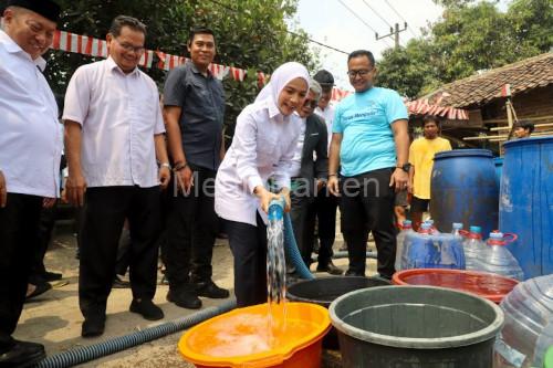 Bupati Serang, Ratu Rachmatuzakiyah salurkan air bersih. Foto Antara