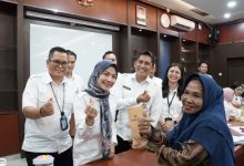 Bupati Serang, Ratu Rachmatuzakiyah menyalurkan bantuan sosial UEP. Foto Antara
