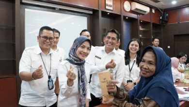Bupati Serang, Ratu Rachmatuzakiyah menyalurkan bantuan sosial UEP. Foto Antara