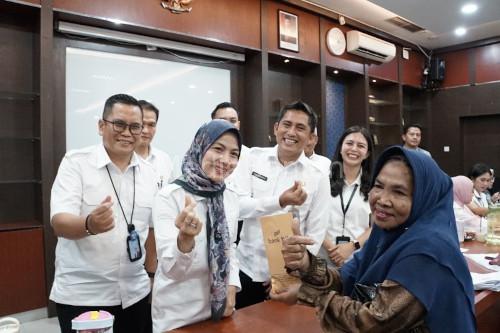 Bupati Serang, Ratu Rachmatuzakiyah menyalurkan bantuan sosial UEP. Foto Antara