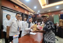 Bupati Serang, Ratu Rachmatuzakiyah menyalurkan bantuan uang tunai untuk UMKM. Foto: Arief Sholeh