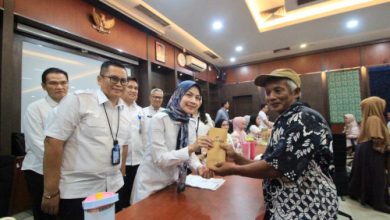 Bupati Serang, Ratu Rachmatuzakiyah menyalurkan bantuan uang tunai untuk UMKM. Foto: Arief Sholeh